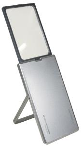 Eschenbach EasyPocket XL 78x50, 6dpt (Eschenbach, 152211, silber ,2,5x) Taschenlupe 'Easy Pocket', eine flache Lupe mit stabilem Kunststoffgehäuse und LED-Beleuchtung.
Die ideale Lupe für unterwegs dank der versenkbaren Linse. Mit Hilfe des integrierten, ausklappbaren Standfußes ist die Lupe auch als kleine Standlupe verwendbar.
Vergrößerung: 2,5x